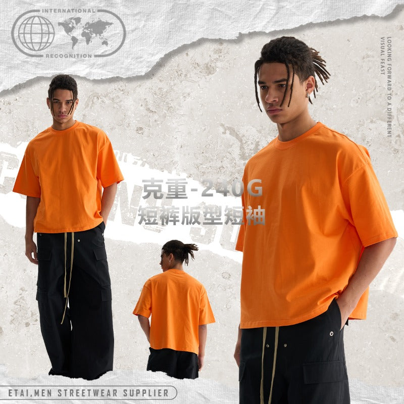 High-quality, pure cotton, short-sleeved, oversized t-shirt in a trendy, european and american style. this heavyweight tee features a drop-shoulder design and is perfect for men